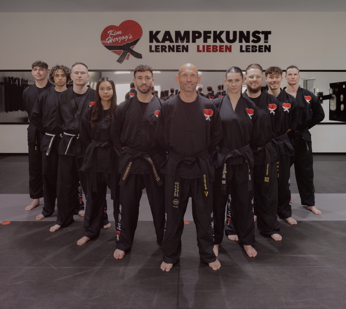 Das Lehrerteam von KAMPFKUNST HERZ® im Unterricht